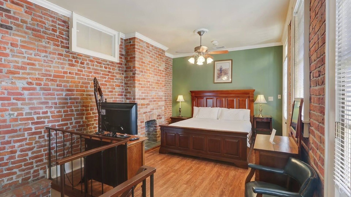 French Quarter House | Boutique Balcony Suite in NOLA’s Heart – Classic Vibe + Modern Comfort