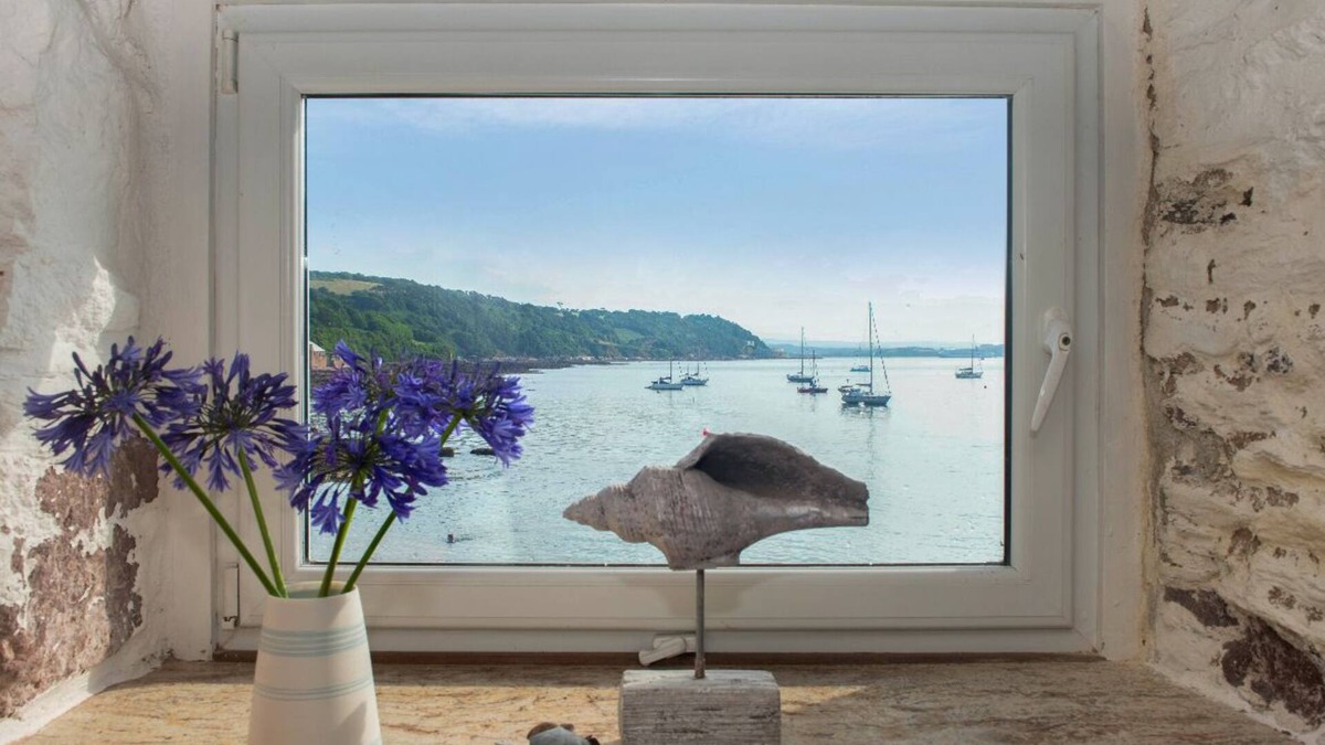 Kingsand House | Boutique beach house right on the beach with amazing sea views!