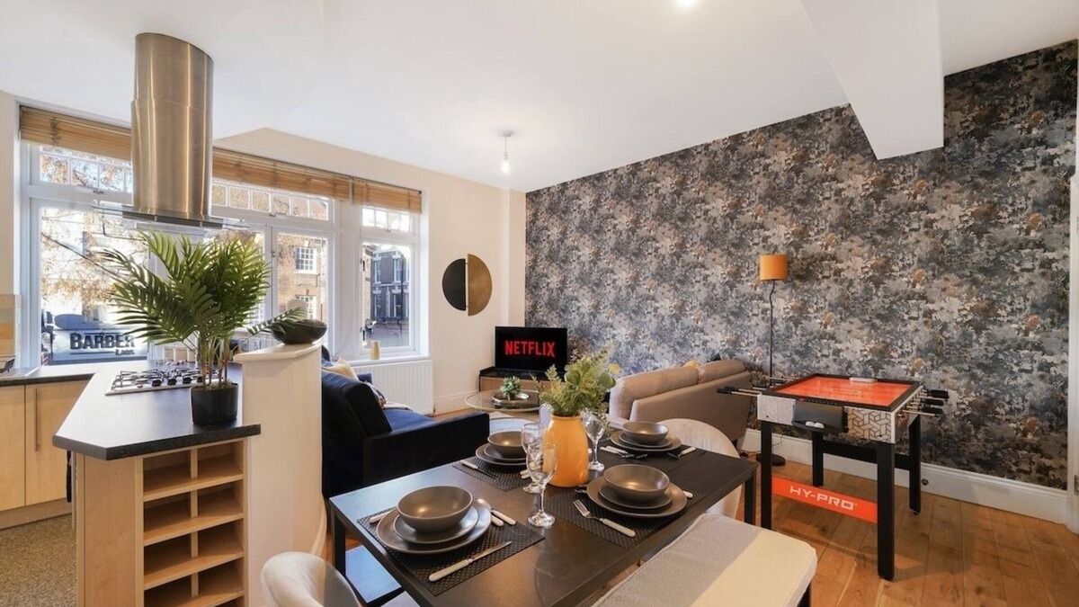 Homerton Apartment | Boutique Central Hackney Abode - Balcony -Sleeps 6