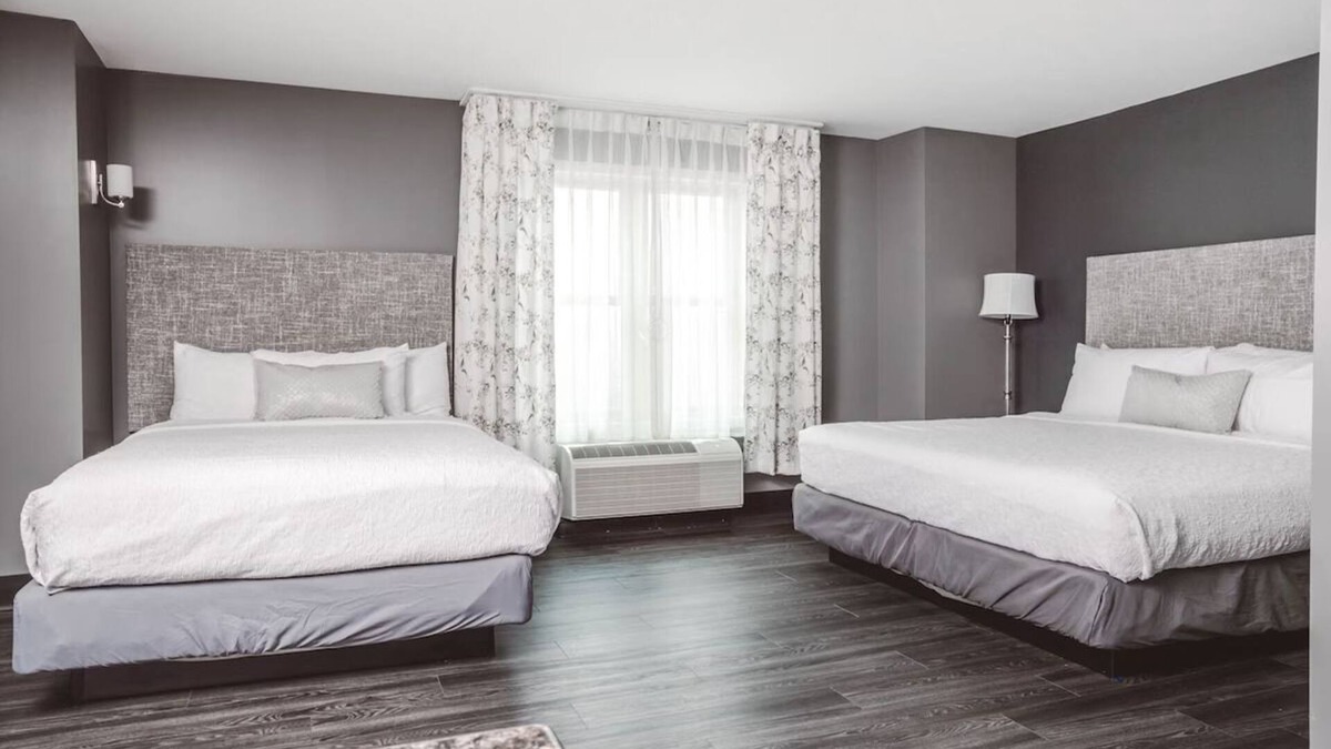 Zion Hotel | Boutique Elegance with Firepits Near Beach Park & Theatre