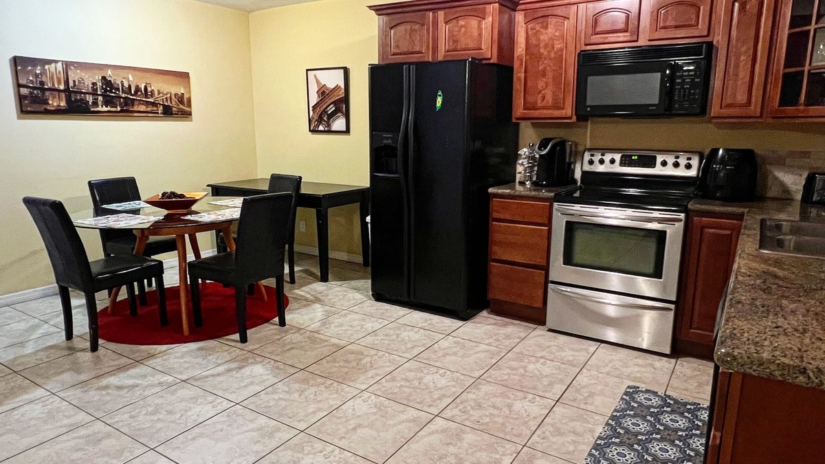 Highland Garden Villa | Boutique Gated Modern 2 bed/1b WiFi , work area , Netflix, W/D Keurig , parking