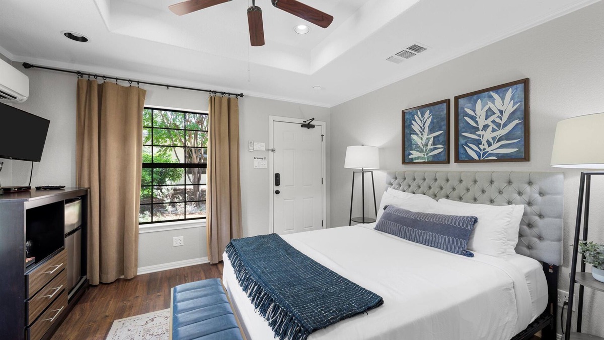 Crawford Apartment | Boutique Hotel Suite on 30 Acre Retreat & 20 Minutes to Baylor & Waco Activities