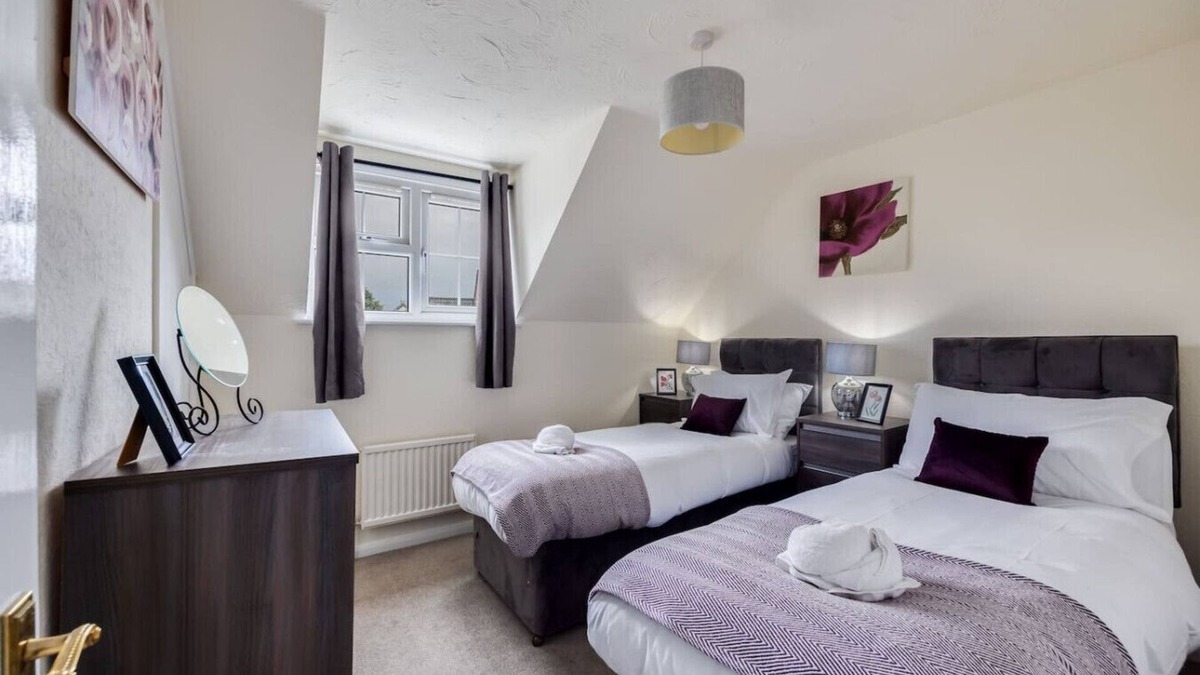 Winslow House | Boutique House Walking Distance to the High Street Free Parking Fast Wifi