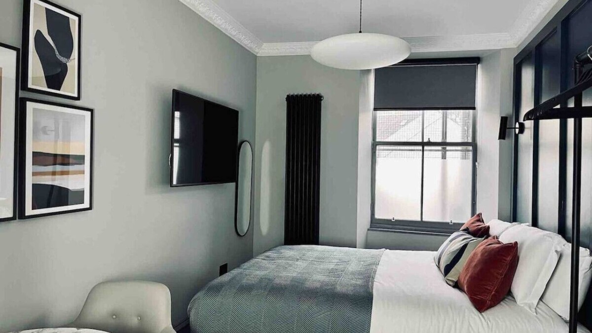 Galashiels Apartment | Boutique king bed studio, en-suite & kitchenette