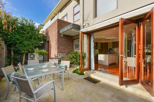 Glen Iris House | Boutique Stays - Maple on Kent