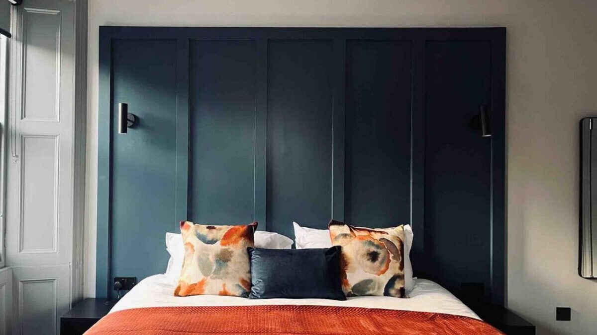 Galashiels Apartment | Boutique studio, twin beds, en-suite & kitchenette