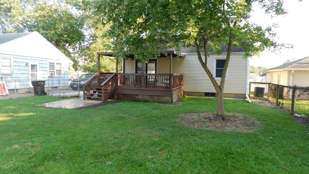 East Peoria House | Bow Wow/Meow! Fenced Yard-5 min to Downtown Peoria