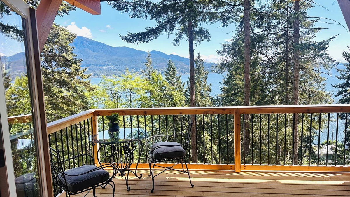 Bowen Island House | Bowen Island Getaway by the Sea- Dog friendly- Ocean Views