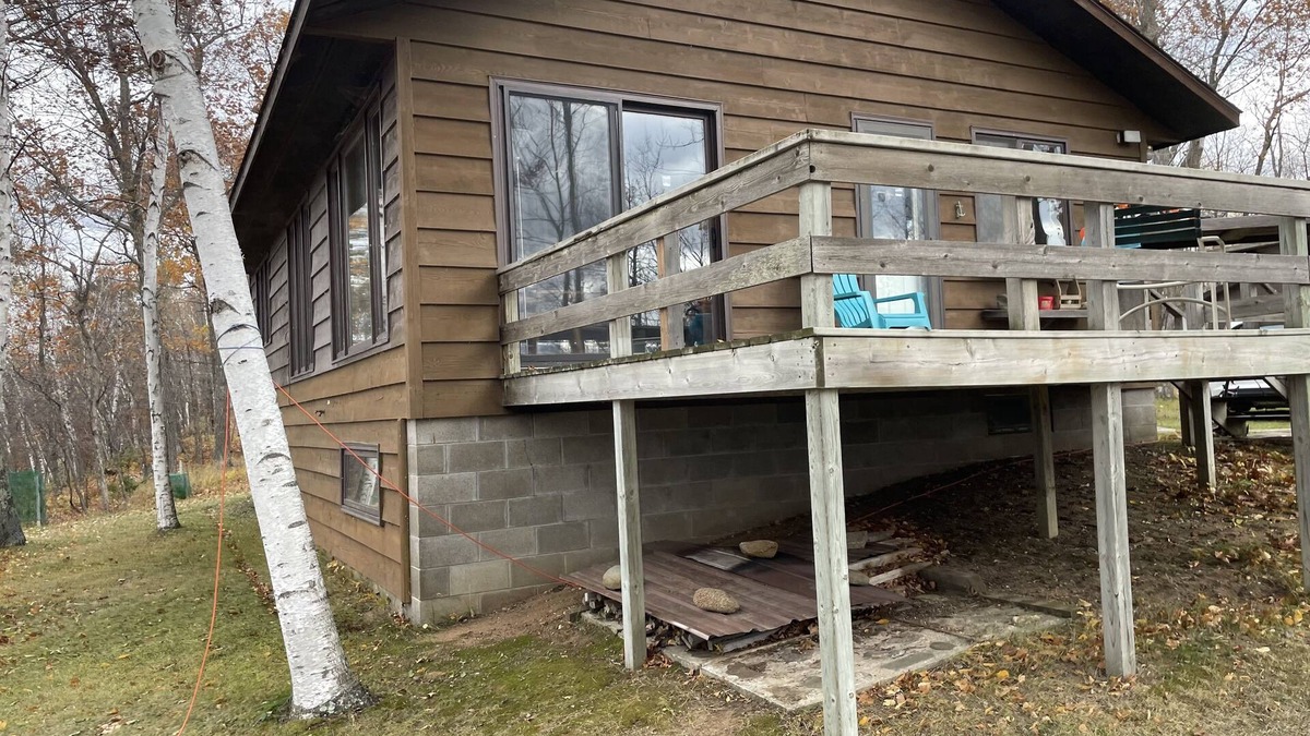 Deerwood Cabin | BOWHUNTERS FALL PARADISE! 50 acres of lakeshore forest, and only YOU! Big bucks!