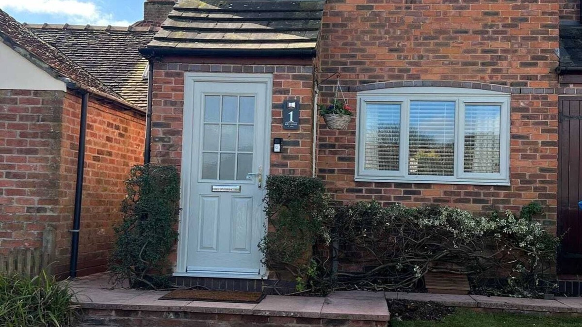 Wheaton Aston Cottage | BOWLING GREEN COTTAGE, Pet friendly, country village location, Sleeps 6
