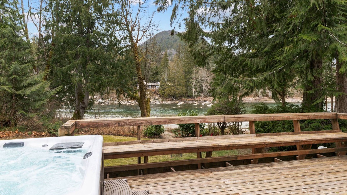 Baring Cottage | Bowman's Beach Cottage in Cascades with sandy riverfront & hot tub