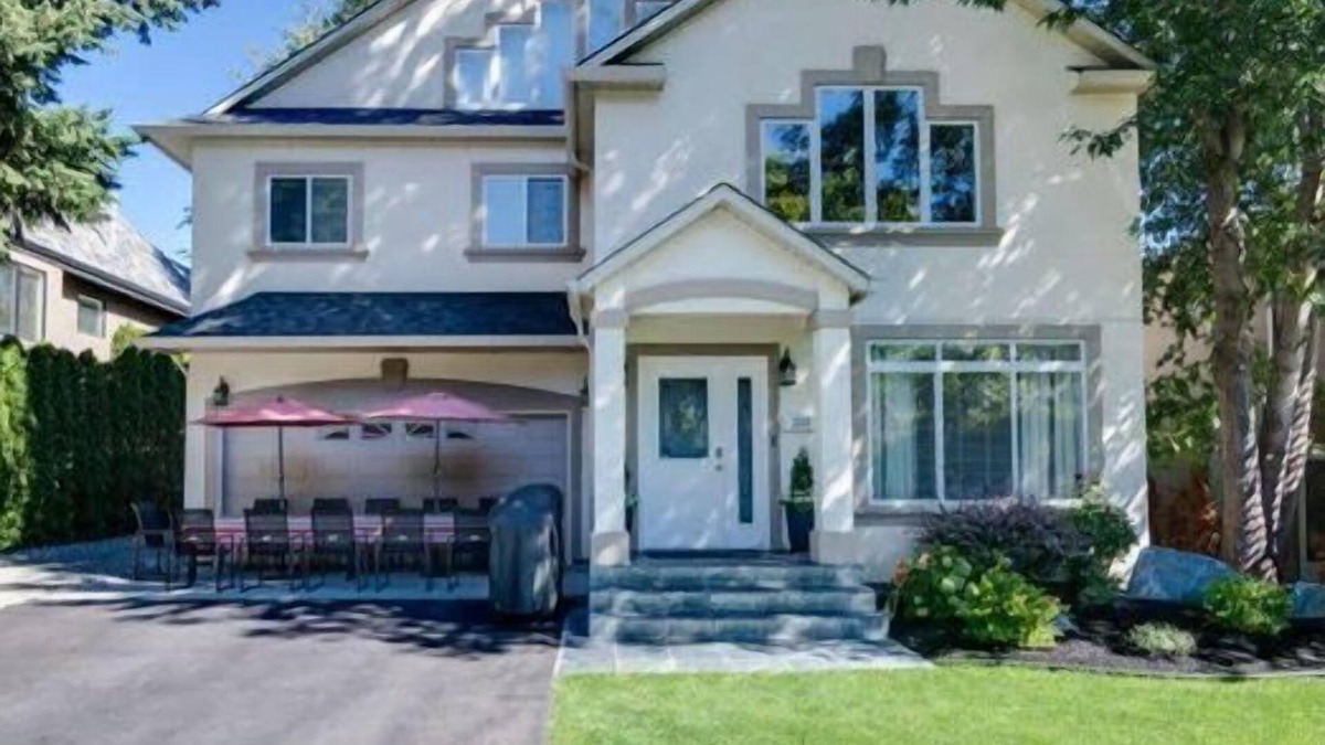 South Pandosy House | Boyce-Gyro Beach Retreat (Right across from the beach!)