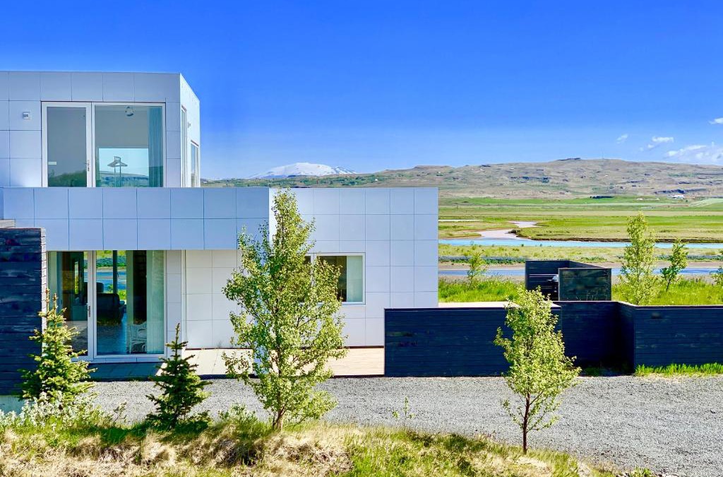 Laugaras House | Brún