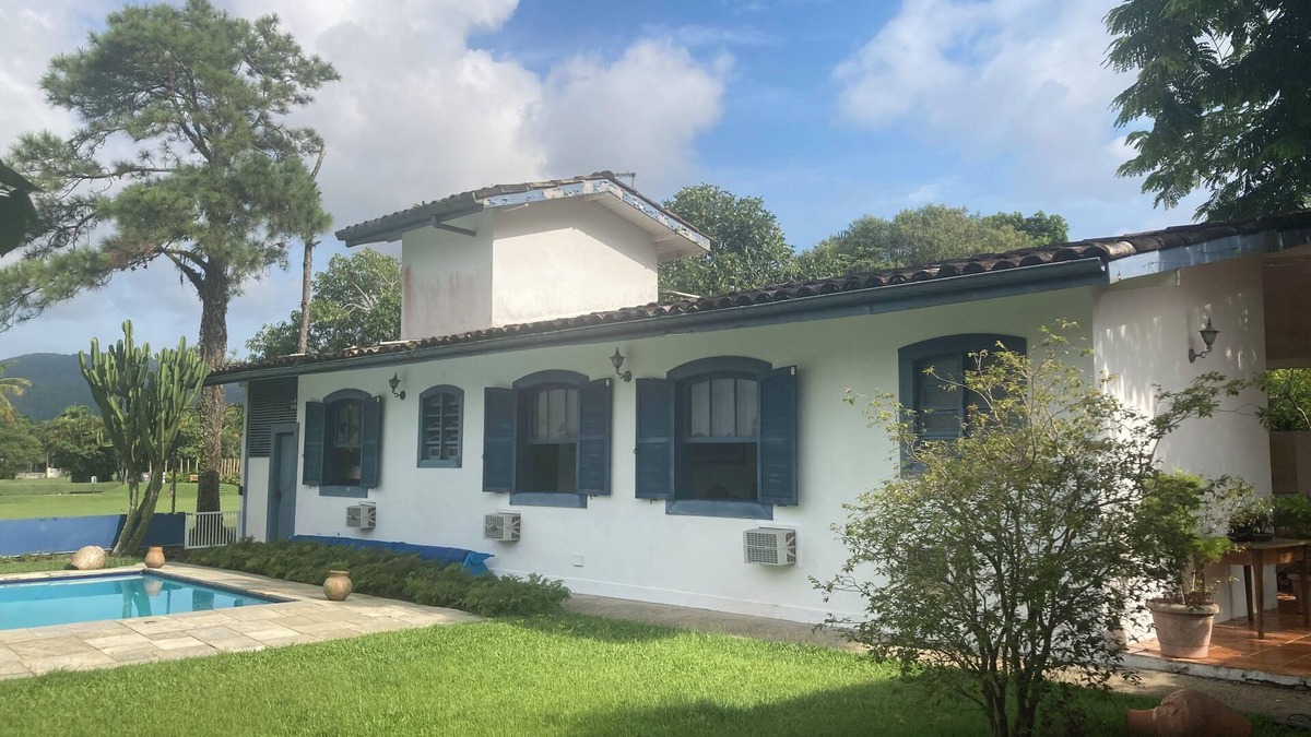 Balneario Praia do Pernambuco House | Colonial House at Guarujá Golf Club