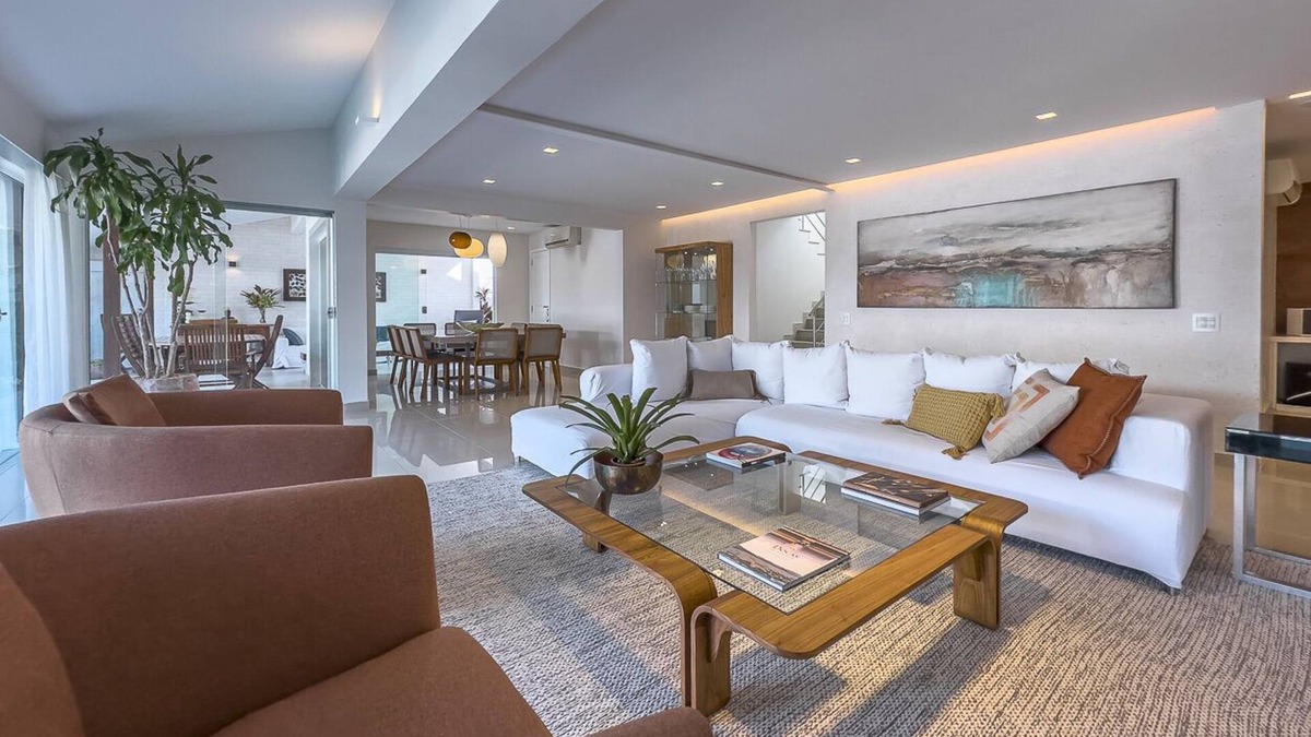 Barra da Tijuca House | Casa Champagne com Piscina e Espaço Gourmet Sofisticados e Acesso à Praia