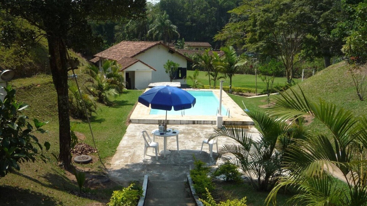 Mendes House | 8 bedrooms, main house and guest house, 5 bathrooms, swimming pool, games room, barbecue area.