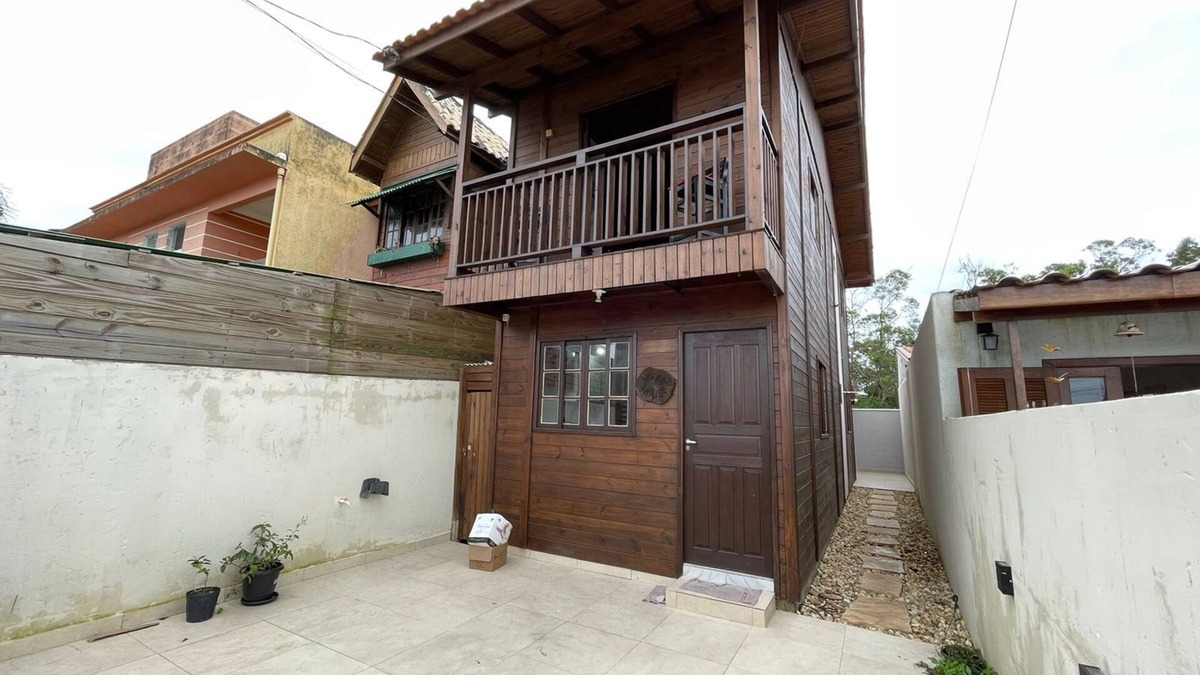 Rio Vermelho Norte Ski Chalet | Woody House Chalé - O Refúgio Para sua Família na Praia em Florianópolis