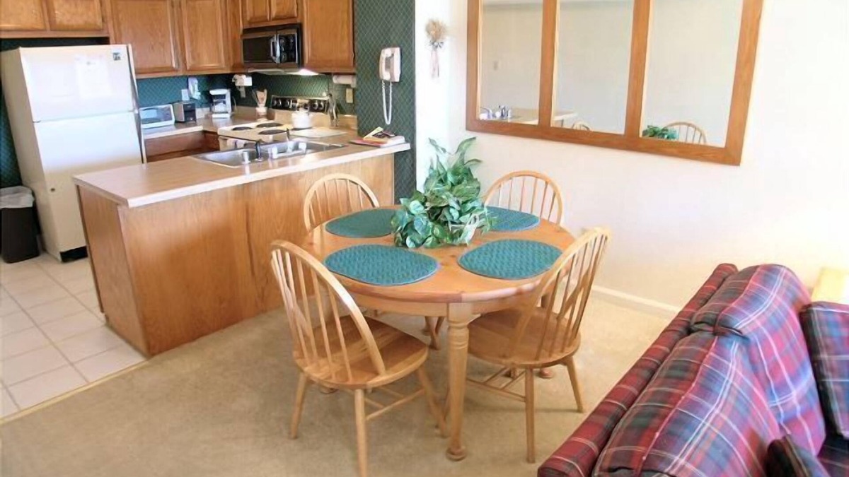 Davis Condo | BR248-Pool! Close to all ski areas and Canaan Valley Attractions!