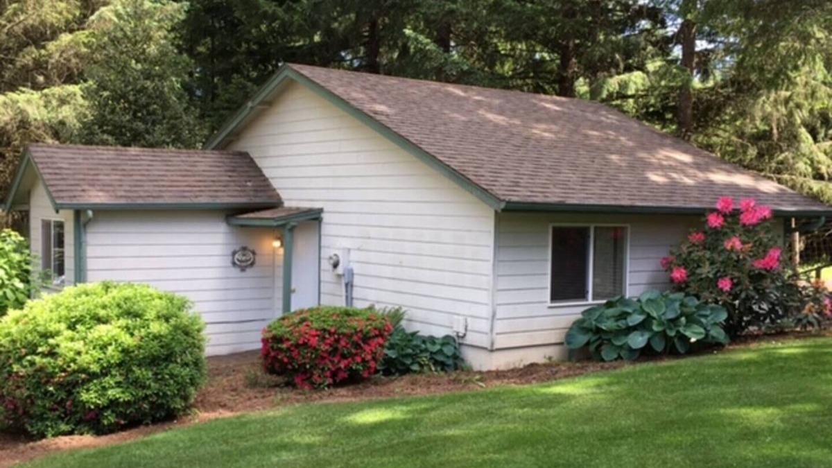 Alvadore Cottage | Bracken Hill Guest House - Quiet country retreat near Eugene and wineries