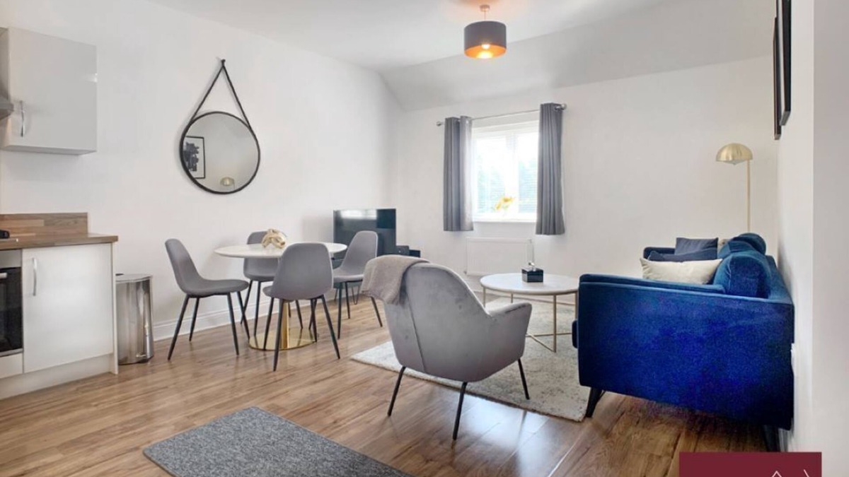 Wokingham House | Bracknell - Maisonette, Parking, 2Bed