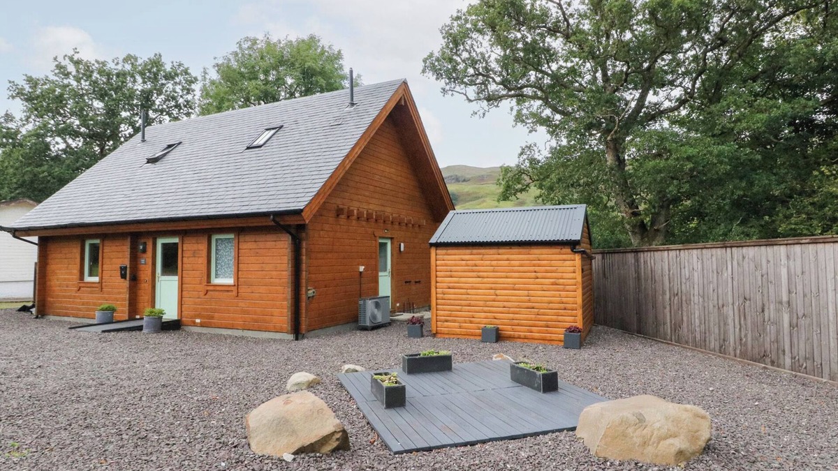 Dalmally Cottage | BRADAN LODGE, pet friendly, with a garden in Dalmally