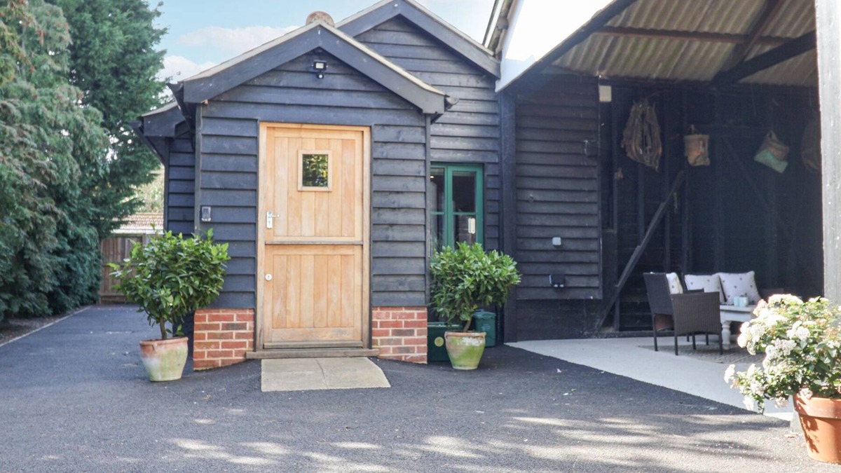 Colchester Cottage | BRADLEY'S BARN, with a garden in Great Horkesley