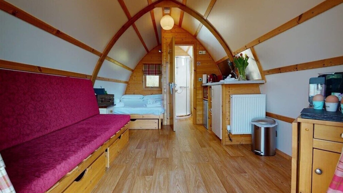 Leighton Buzzard House | Braeburn - Delightful en-suite wigwam on canal