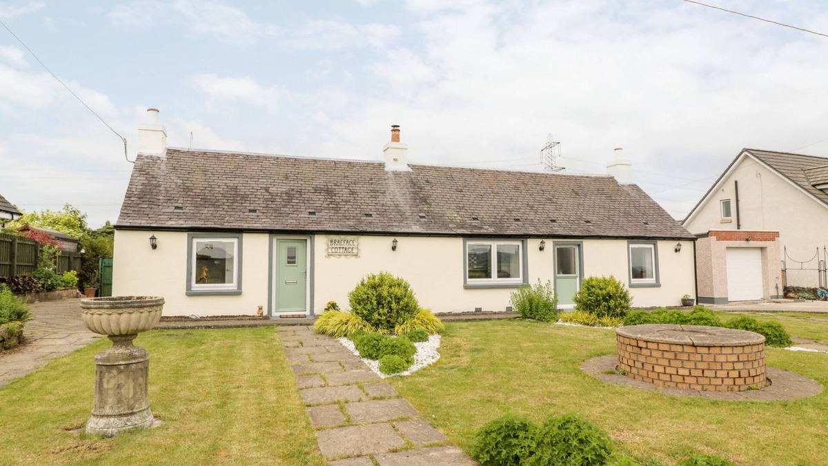 Banknock Cottage | BRAEFACE COTTAGE, pet friendly, with open fire in Bonnybridge