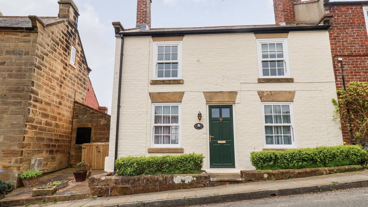 Fylingthorpe House | BRAESIDE, pet friendly, with open fire in Fylingthorpe