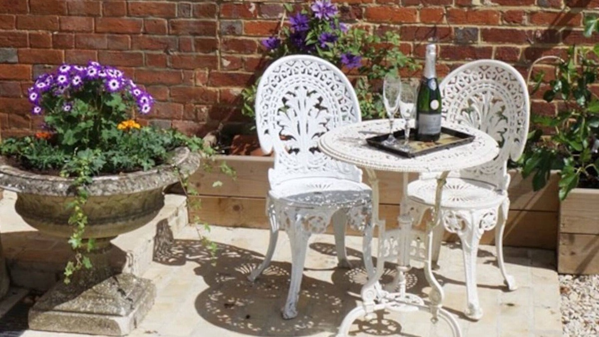 Turville House | Bramble Bank 'cartshed'-1 Bed Cottage-sleeps 2