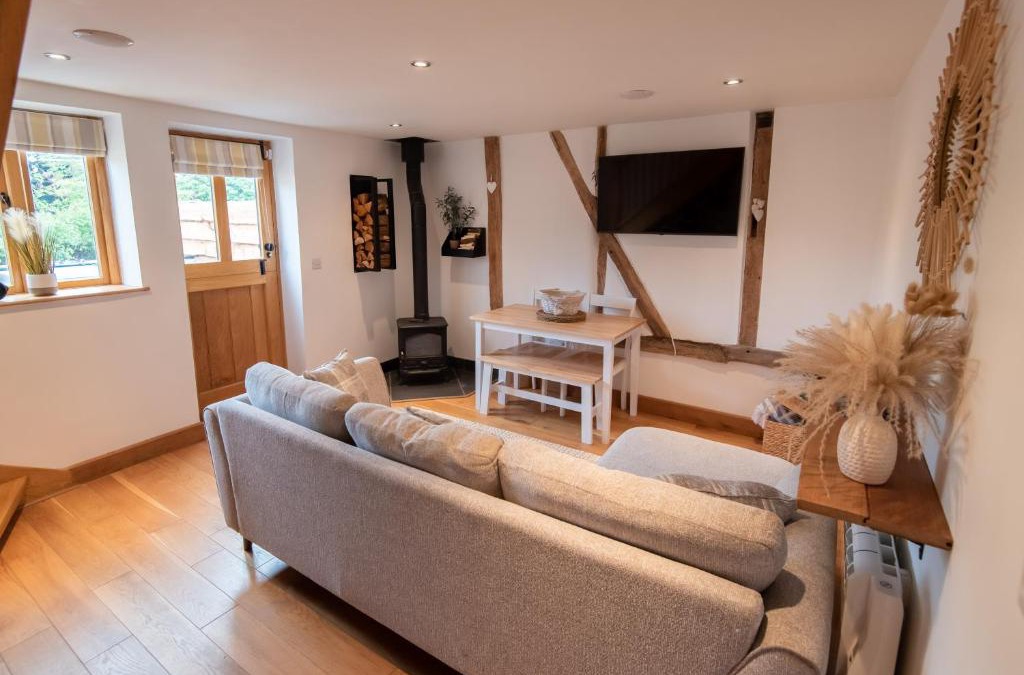 Hereford House | Bramble Cottage - Cosy 2 Bed With Deluxe HOT TUB & Log Burner
