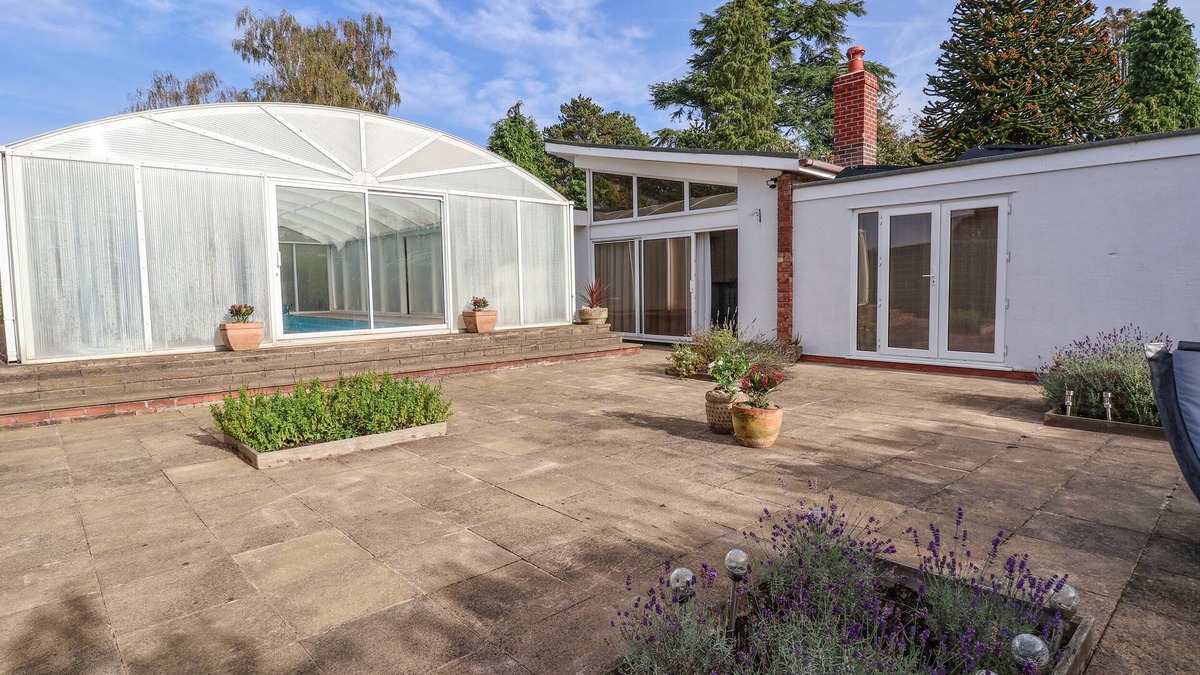 Cuddington House | BRAMBLE LODGE, romantic, with pool in Cuddington, Cheshire