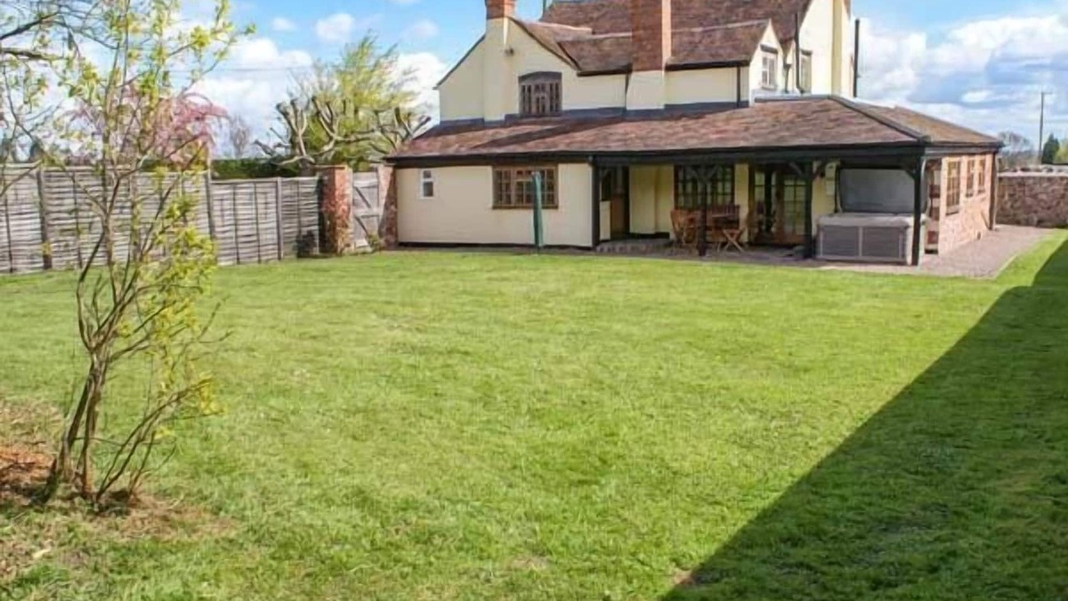 Little Malvern Cottage | BRAMBLES COTTAGE, pet friendly, character holiday cottage in Malvern