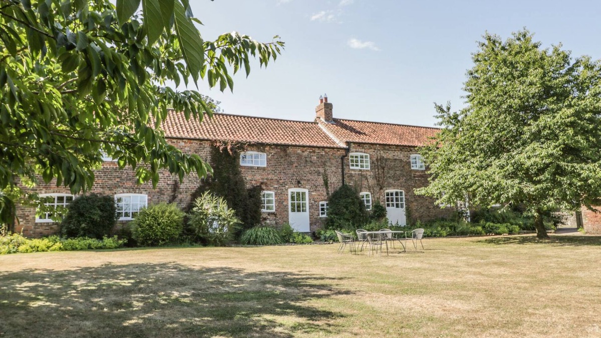 Winestead Cottage | BRAMHILL BARNS, family friendly, with hot tub in Burton Pidsea
