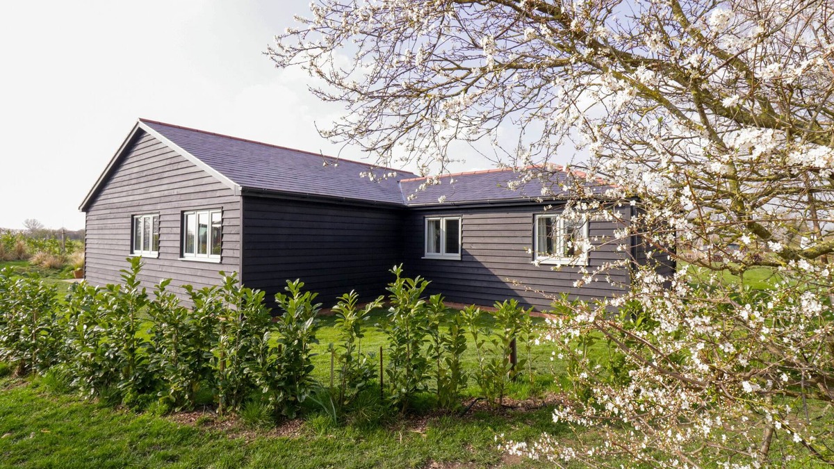 Saint Osyth Cottage | BRAMLEY COTTAGE, family friendly, with a garden in St. Osyth
