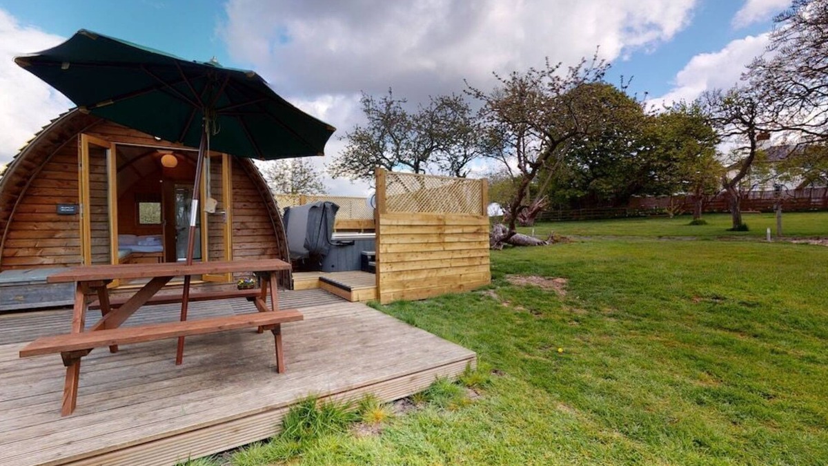 Leighton Buzzard House | Bramley - Delightful en-suite wigwam with hot tub