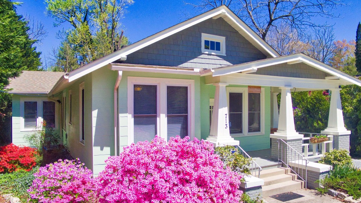 West Side Historic District House | Bramley House: 3 Blk. Walk to DWTN Hendersonville-Lovingly Restored