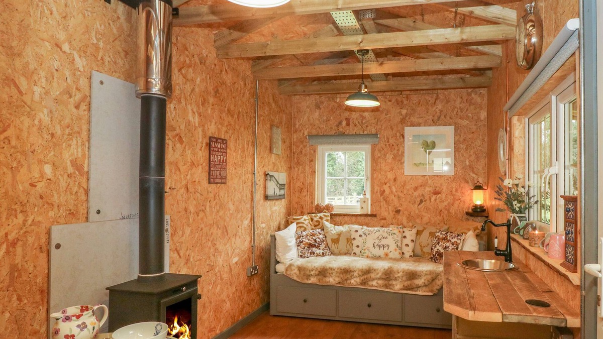 North Wheatley Cottage | BRAMLEY ORCHARD GLAMPING, pet friendly, with open fire in Clarborough