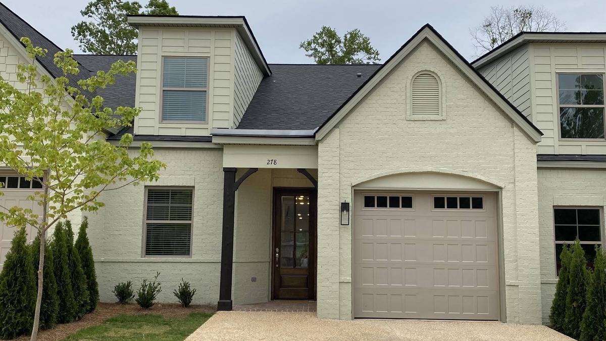 Auburn House | Brand New! 2.2 miles to football stadium. 2.5 to Toomer’s Corner. EV outlet.