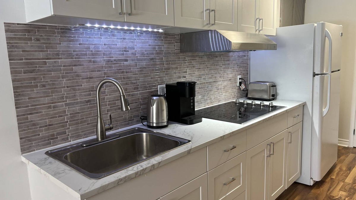 Midhurst Apartment | Brand New 2 Bedroom with indoor fireplace. 5 mins to Snow Valley!