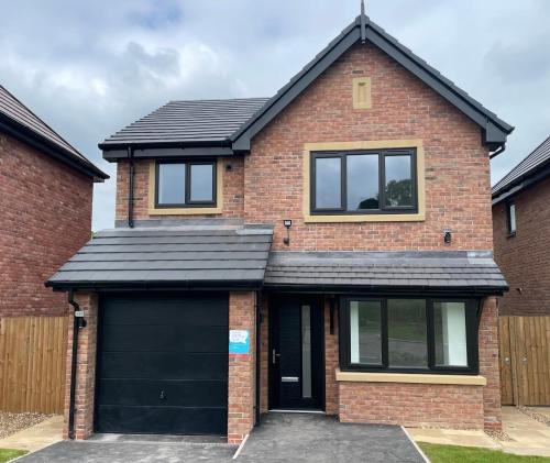 Newcastle-Under-Lyme House | Brand-New, 2 Private Bedrooms Available, Stunning Views, Stoke Hospital, Alton Towers, Keele University, Trentham Gardens, Free Parking & Wi-Fi