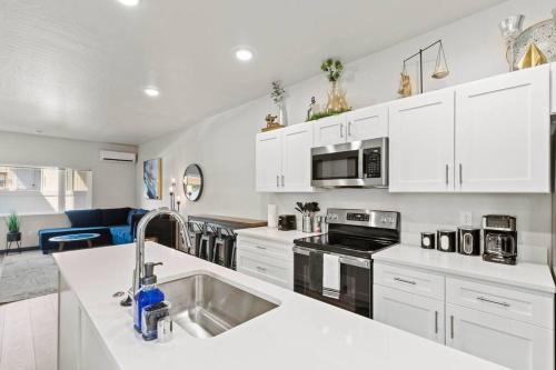 West Central Apartment | Brand New 2BD 1 5BTH Triplex Unit Near Downtown