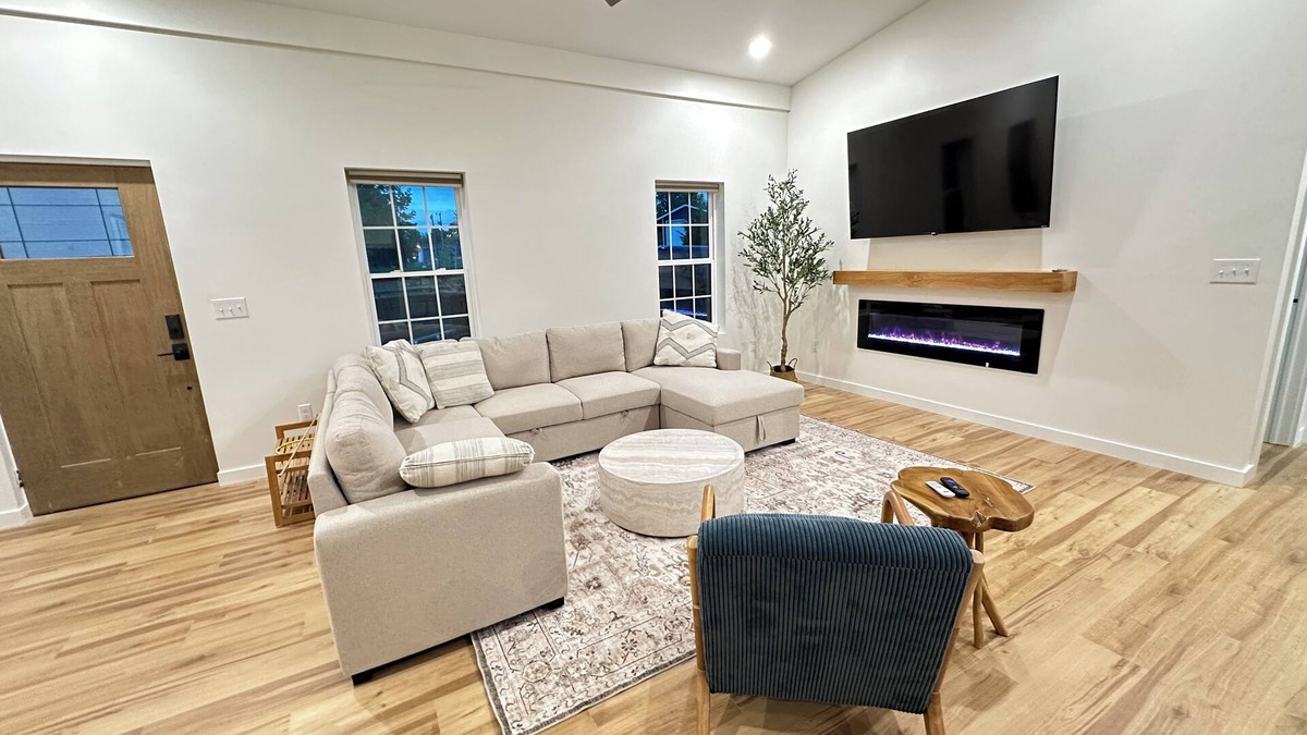 Nancy House | BRAND NEW 3 Bedroom Modern Barndominium at Lake Cumberland .5 mi to boat launch!