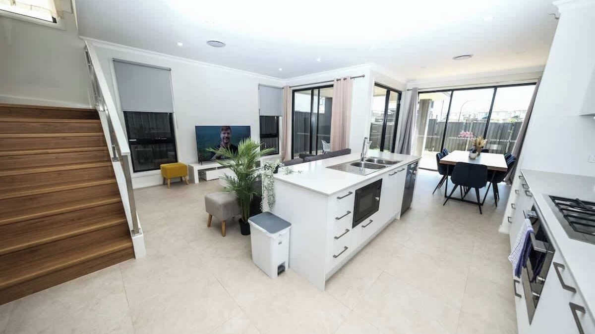 Schofields House | Brand new 5 bedroom house close to Rouse hill
