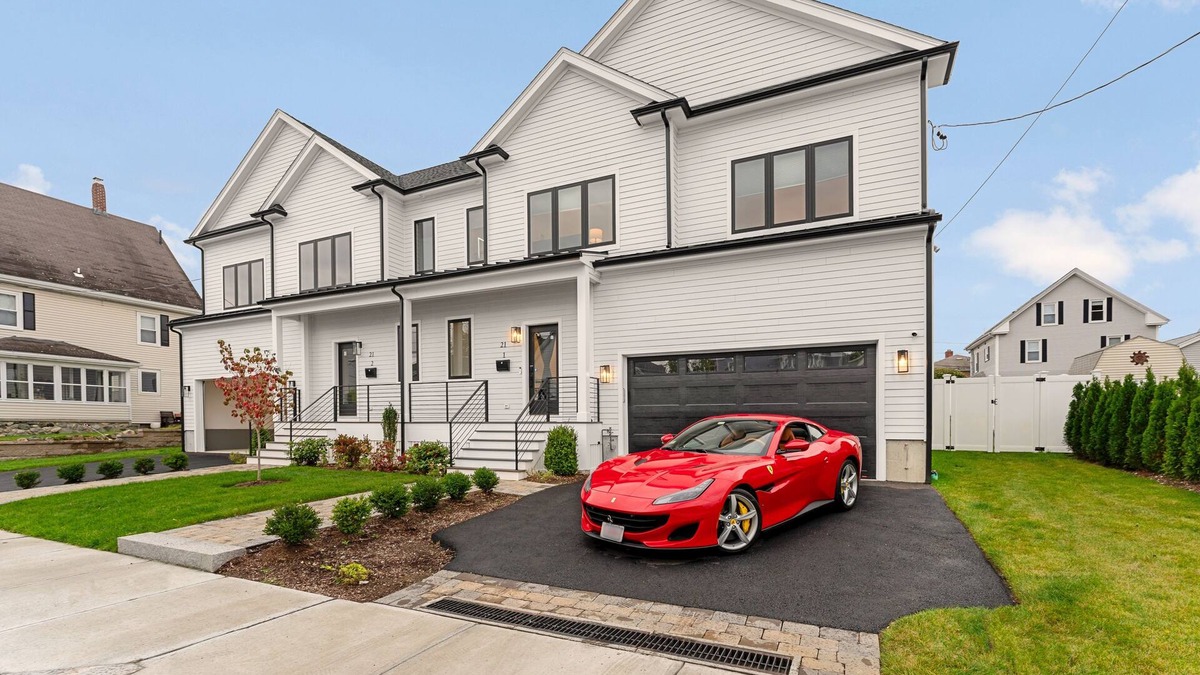 South Side Villa | Brand New 6BR 5.5Bath House 20Min Downtown Boston-Game room, fire pit, Projector
