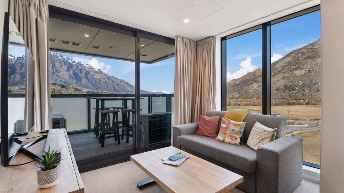 Frankton Apartment | Brand New Apartment, Amazing Mountain views!