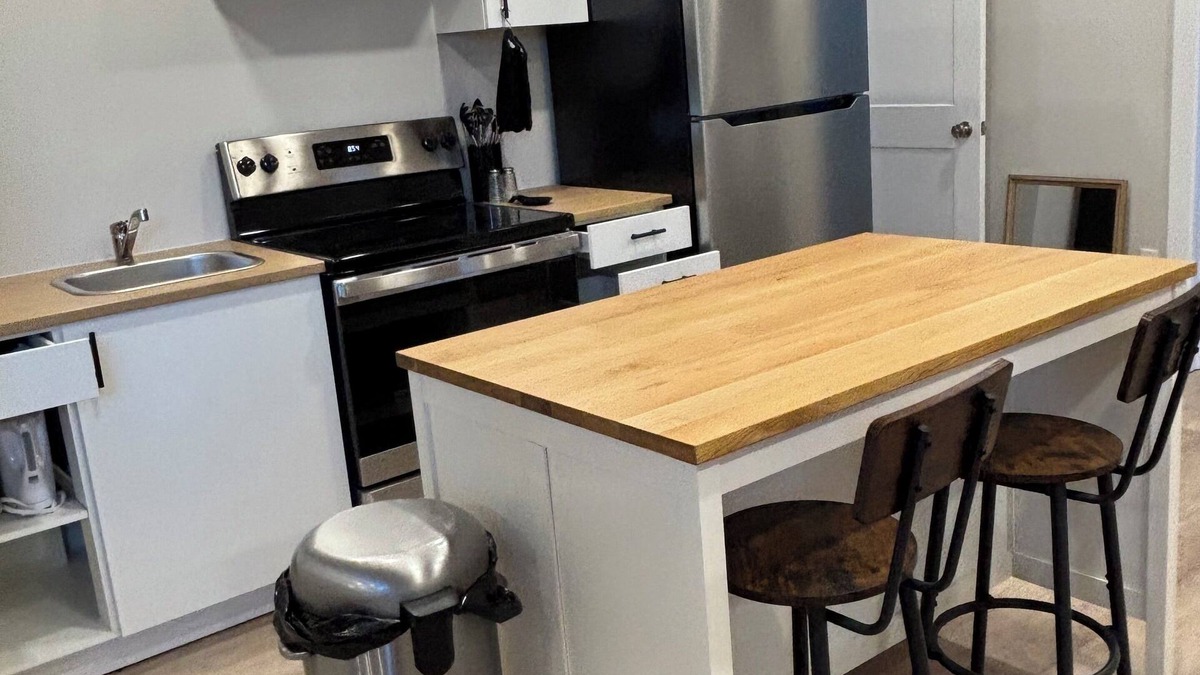 Ottawa Division Apartment | Brand new apartment on leafy residential street. Fully equipped, on bus routes.