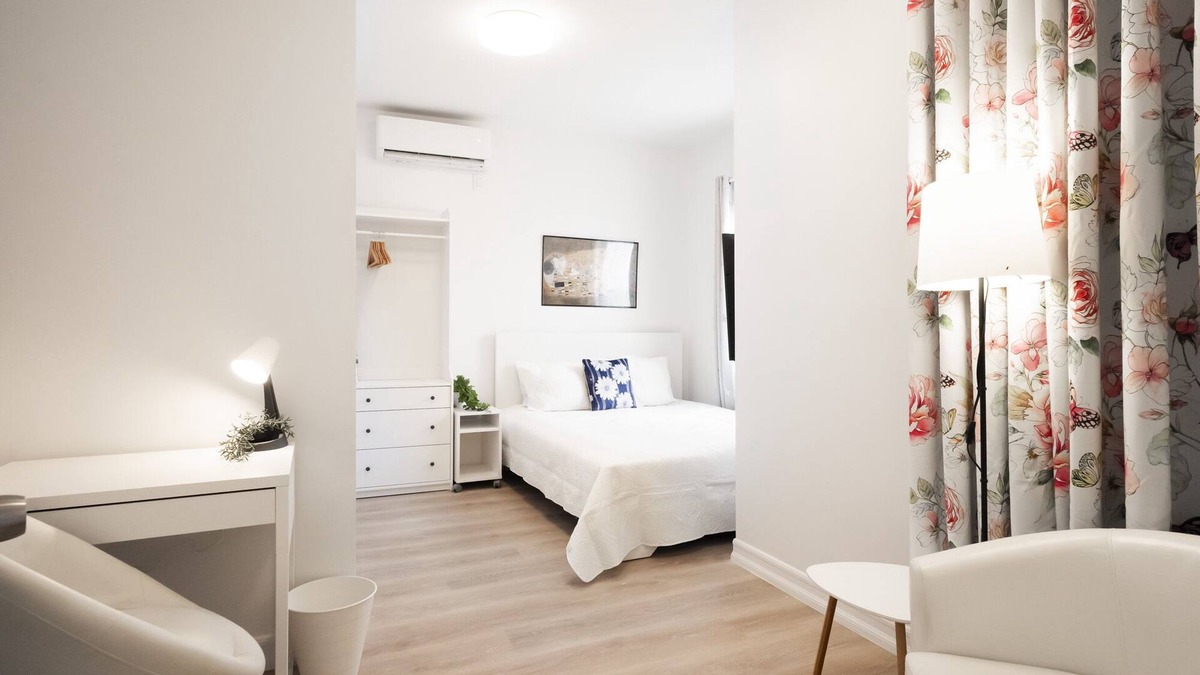 Queens Apartment | Brand New Beaut 3-4 bdrm 4 bath! Outdr Kit! Free Parking!