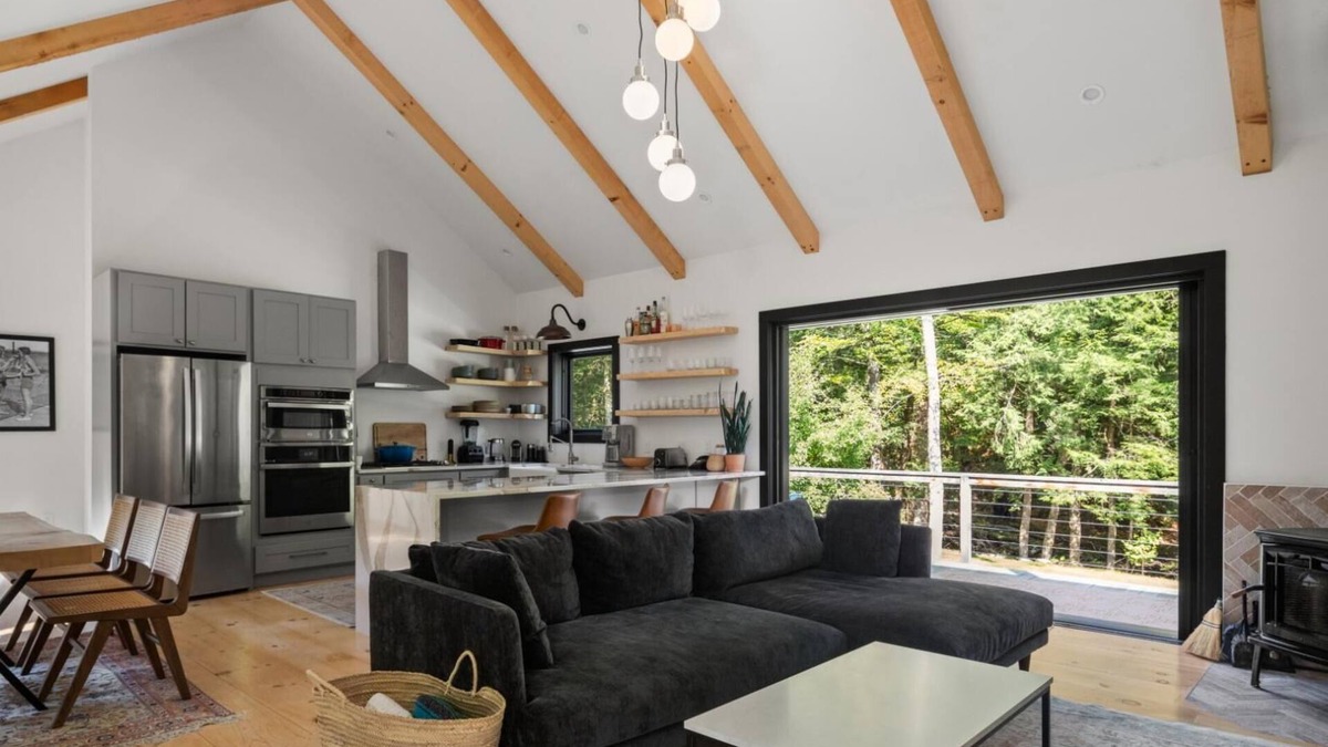 Moscow House | Brand new Beautiful Modern Clean Home On River