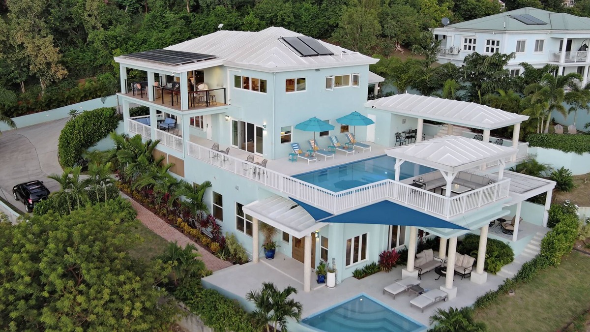 Estate Bakkero Villa | Brand New! Blue Palms: Stunning Caribbean Sea & City Views, optional heated pool